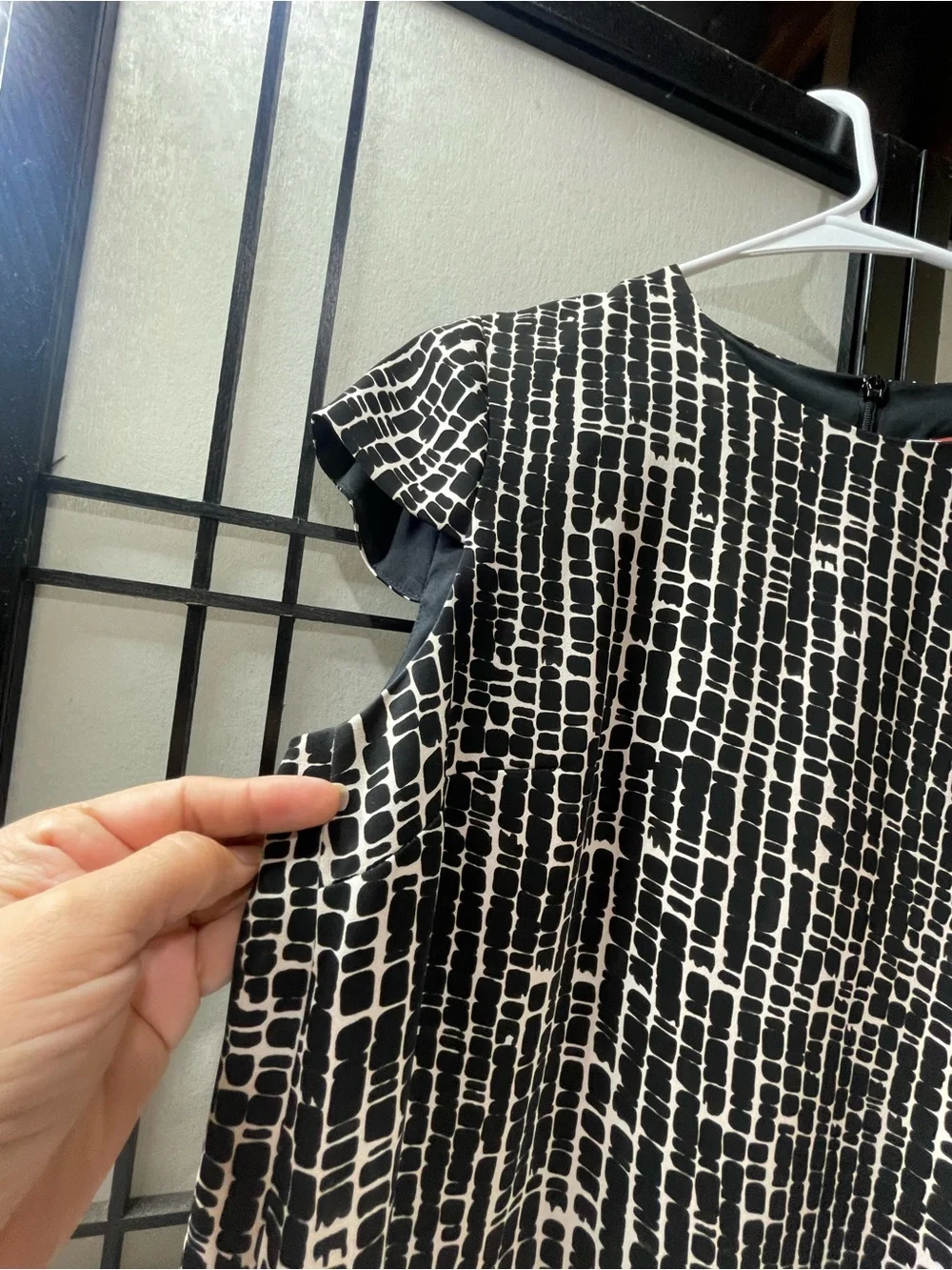 Max Mara Studio Black & White Geometric
Textured Shift Dress - Size M (IT 42) - Picture 6 of 7